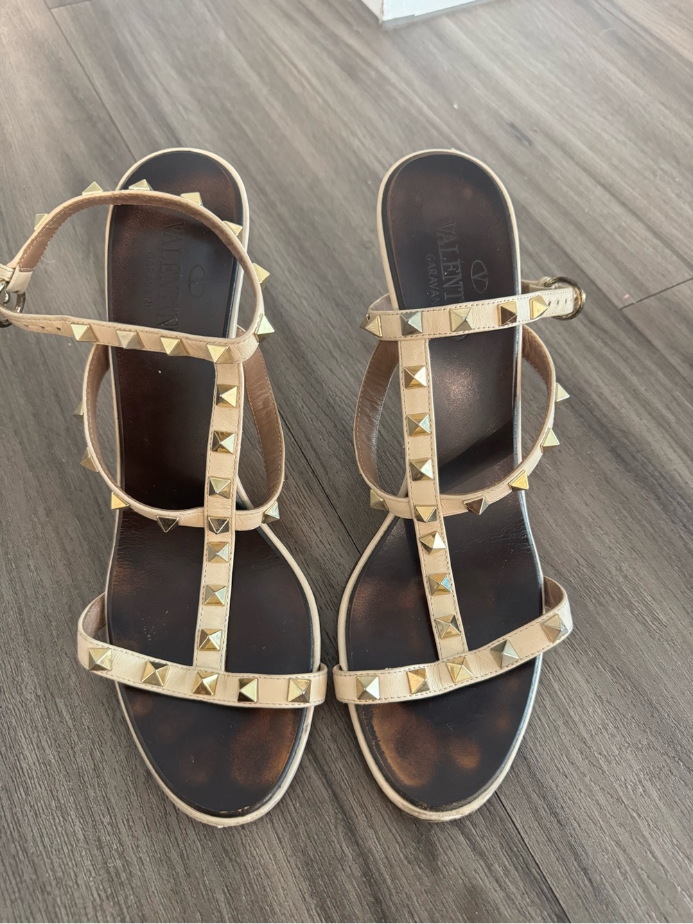 Valentino Garavani Rockstud T-Strap Sandals in Beige and Gold
